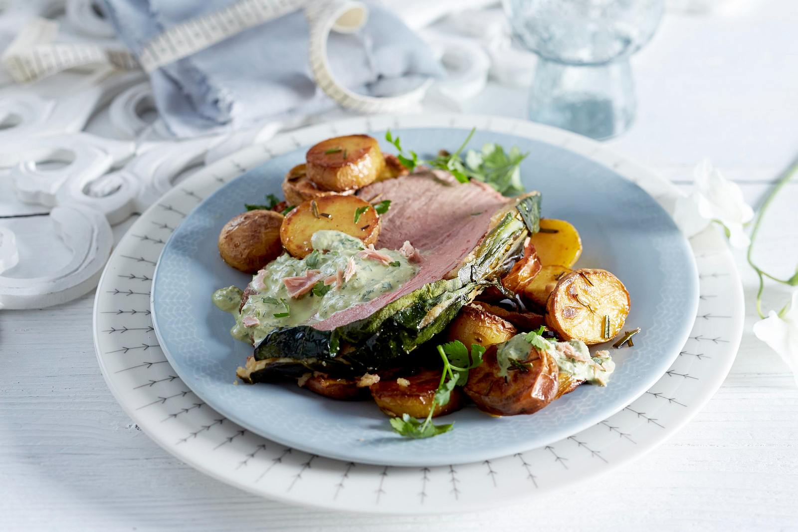 Kalbsbraten im Mangoldmantel mit Thunfisch-Kräuter-Soße Rezept | LECKER