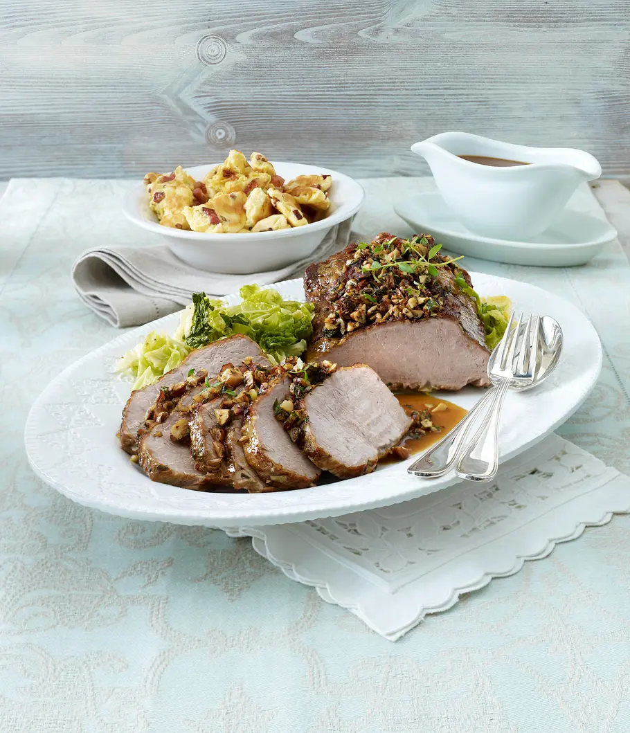 Kalbsbraten mit Nuss-Kräuter-Kruste zu Speck-Schmarrn und Wirsing Rezept