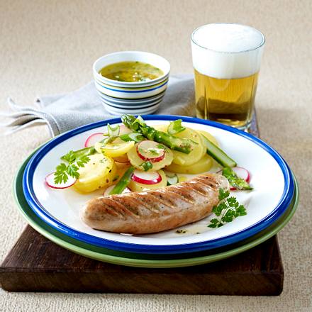 Kalbsbratwurst auf Frühlingskartoffelsalat mit Senf-Vinaigrette Rezept Kalbsbratwurst auf Frühlingskartoffelsalat mit Senf-Vinaigrette Rezept