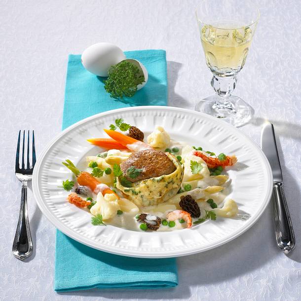 Kalbsfilet mit Frühlingskräuter-Crêpes auf Leipziger Allerlei Rezept Kalbsfilet mit Frühlingskräuter-Crêpes auf Leipziger Allerlei Rezept