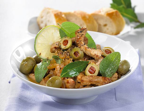Kalbsgeschnetzeltes mit paprikagefüllten Oliven und Salbei aus der Pfanne Rezept Kalbsgeschnetzeltes mit paprikagefüllten Oliven und Salbei aus der Pfanne Rezept
