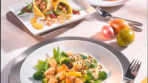 Kalbsgulasch mit grünem Gemüse und Kräuterreis Rezept - Foto: House of Food / Bauer Food Experts KG