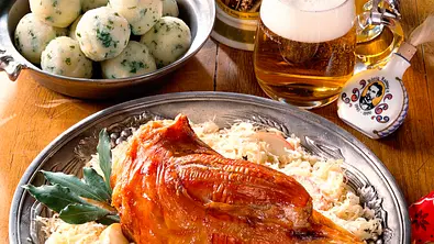 Kalbshaxe mit Apfelsauerkraut und Knödel Rezept - Foto: LECKER @ Bauer Media Group