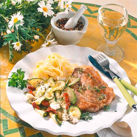 Kalbskotelett mit Zucchini-Gemüse Rezept