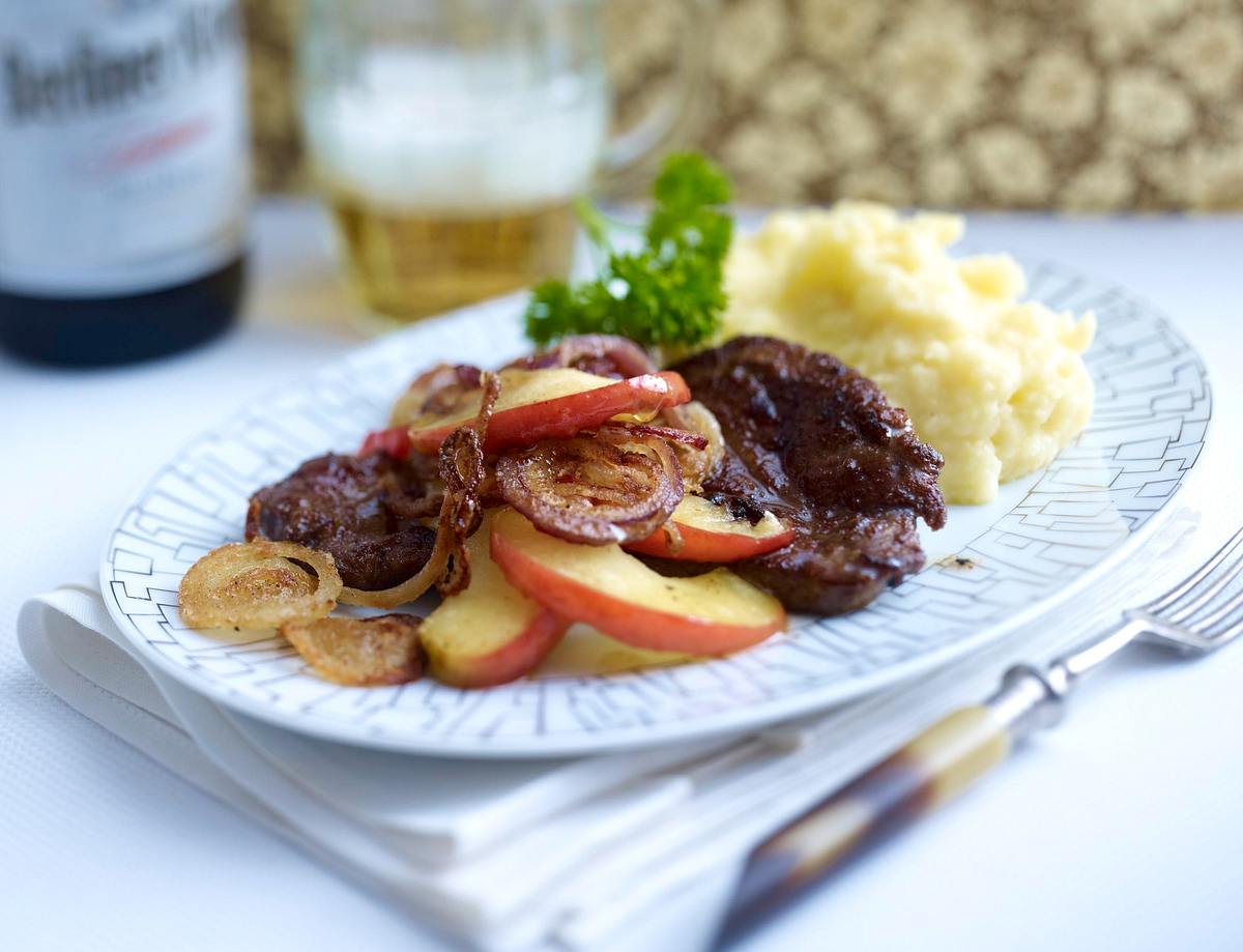 Kalbsleber Alt Berlin mit Zwiebel, Apfel und Quetschkartoffeln Rezept