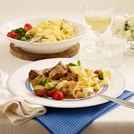 Kalbsragout mit frischen Bandnudeln Rezept Kalbsragout mit frischen Bandnudeln Rezept