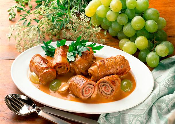 Kalbsröllchen in Madeira-Traubensoße Rezept Kalbsröllchen in Madeira-Traubensoße Rezept