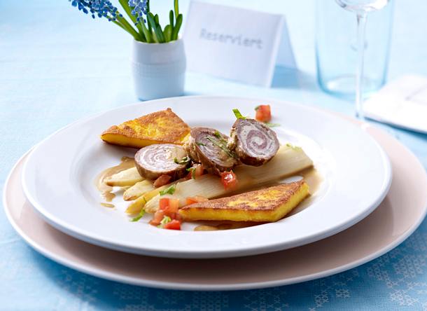 Kalbsröllchen mit Polentaecken und Spargel Rezept Kalbsröllchen mit Polentaecken und Spargel Rezept