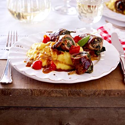 Kalbsröllchen mit Spinat und Polenta Rezept Kalbsröllchen mit Spinat und Polenta Rezept