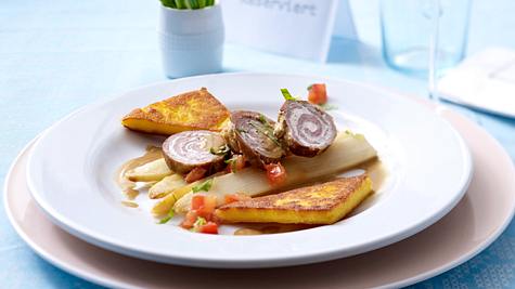 Kalbsröllchen mit Polentaecken und Spargel Rezept - Foto: House of Food / Bauer Food Experts KG