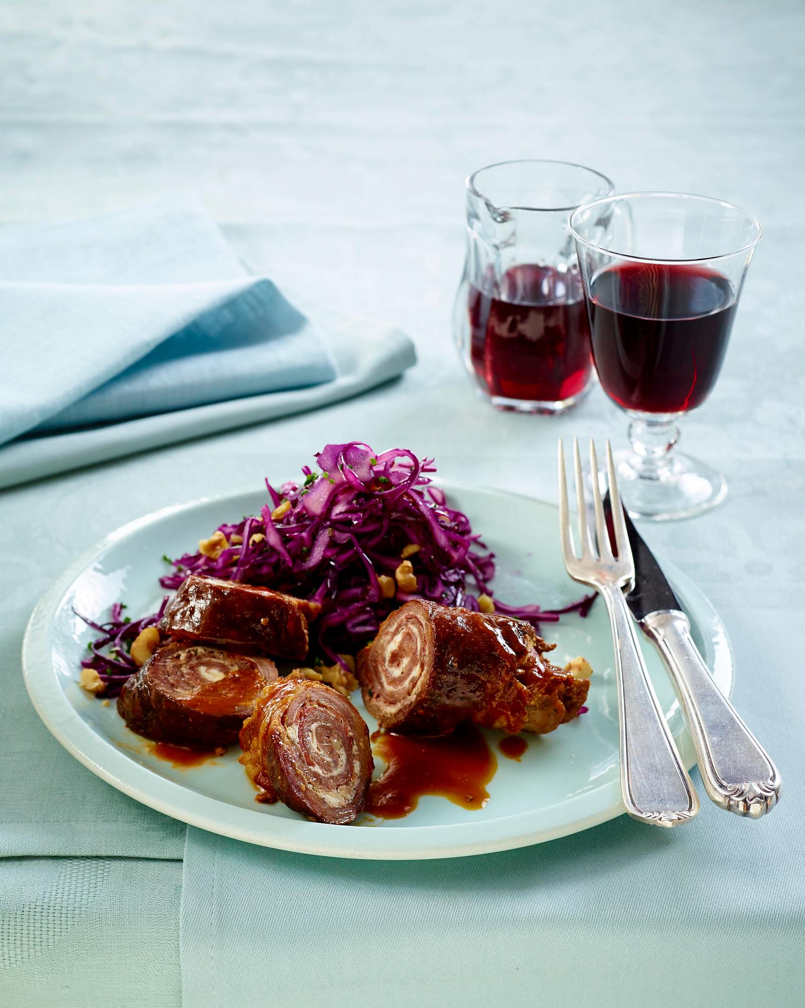 Kalbsroulade auf Rotkohlsalat Rezept | LECKER