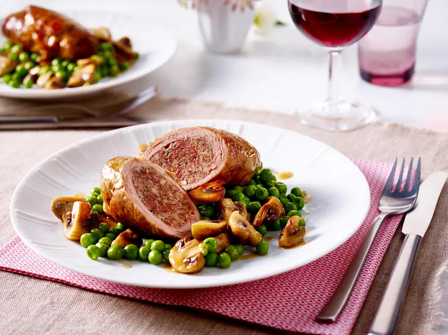 Kalbsrouladen mit Erbsen und Champignons Rezept
