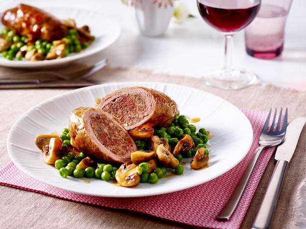 Kalbsrouladen mit Erbsen und Champignons Rezept Kalbsrouladen mit Erbsen und Champignons Rezept