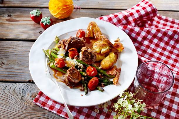 Kalbsrouladen mit gebratenem Spargel und Backkartoffeln Rezept Kalbsrouladen mit gebratenem Spargel und Backkartoffeln Rezept