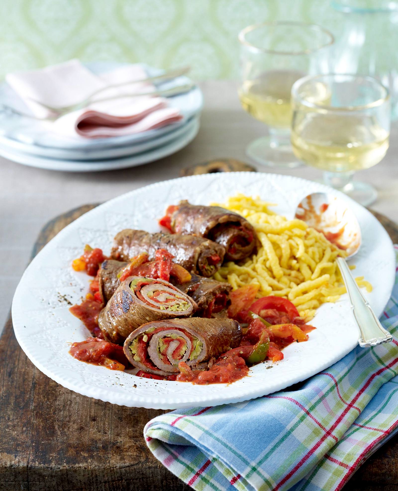 Kalbsrouladen mit Paprika-Tomaten-Soße und Spätzle Rezept | LECKER