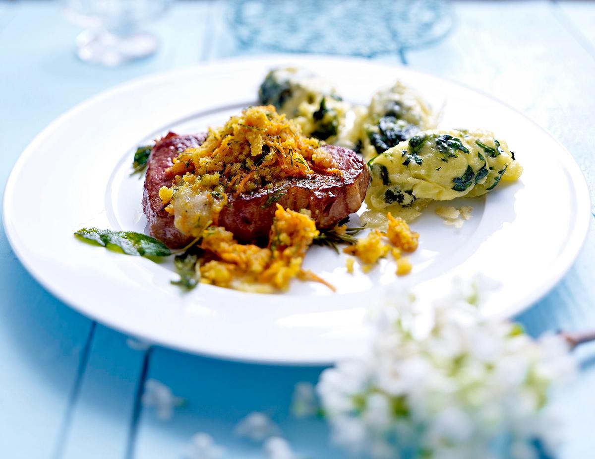 Kalbsrückensteak mit Möhrenkruste zu Spinatspatzen Rezept