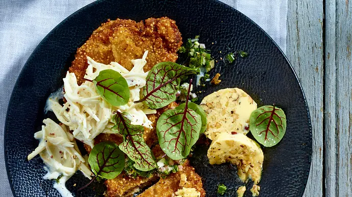 Kalbsschnitzel in Quinoa-Panade mit Selleriesalat, Salsa verde und Nussbutter Rezept - Foto: LECKER @ Bauer Media Group