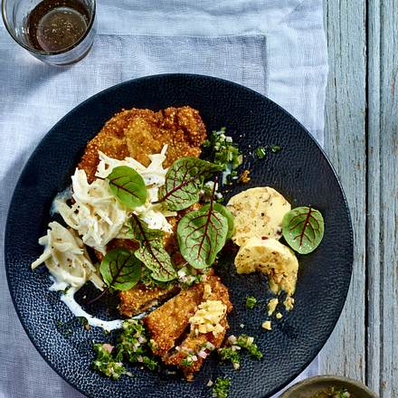 Kalbsschnitzel in Quinoa-Panade mit Selleriesalat, Salsa verde und Nussbutter Rezept Kalbsschnitzel in Quinoa-Panade mit Selleriesalat, Salsa verde und Nussbutter Rezept