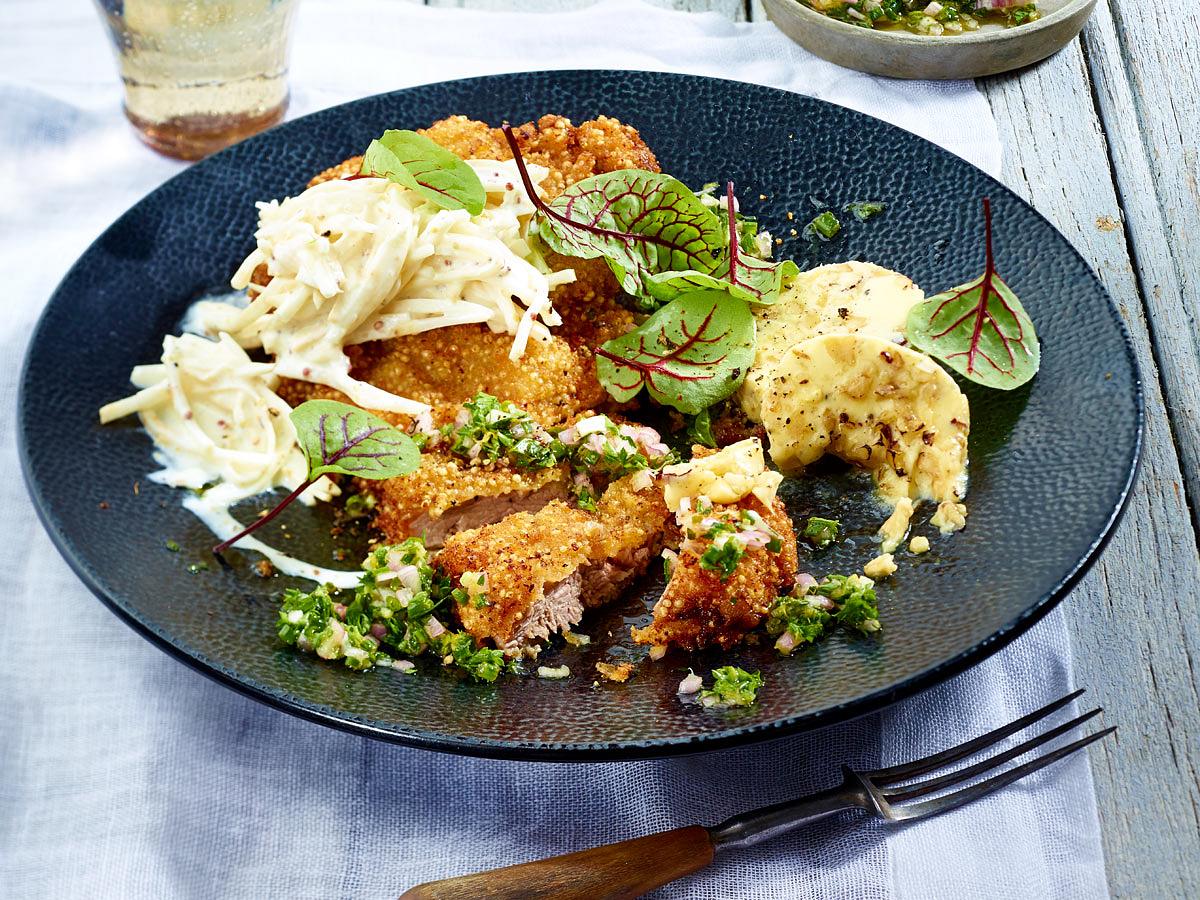 Kalbsschnitzel in Quinoapanade mit Selleriesalat und Nussbutter Rezept