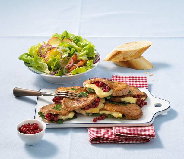 Kalbsschnitzel mit Camembert-Preiselbeerfüllung Rezept Kalbsschnitzel mit Camembert-Preiselbeerfüllung Rezept