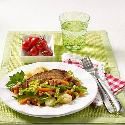 Kalbsschnitzel mit Frühlingsgemüse und Pfifferlingen Rezept Kalbsschnitzel mit Frühlingsgemüse und Pfifferlingen Rezept