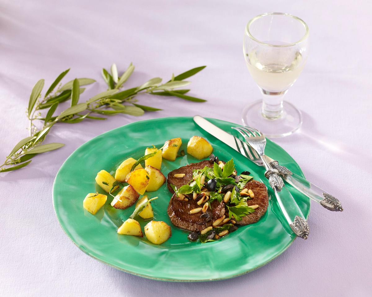 Kalbsschnitzel mit Oliven, Pinienkernen und Röstkartoffeln (Hauptgericht Donna Hay) Rezept