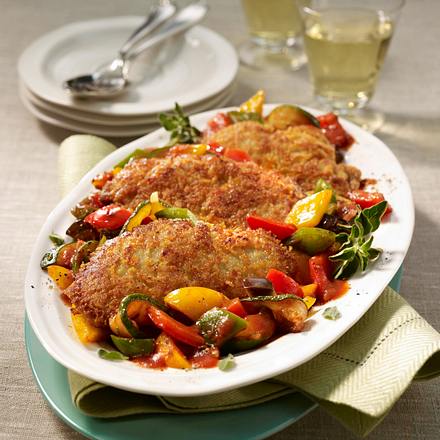 Kalbsschnitzel mit Pecorinokruste auf Ratatouille-Gemüse Rezept Kalbsschnitzel mit Pecorinokruste auf Ratatouille-Gemüse Rezept
