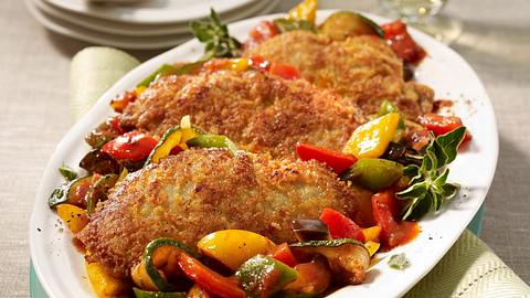 Kalbsschnitzel mit Pecorinokruste auf Ratatouille-Gemüse Rezept - Foto: Först, Thomas