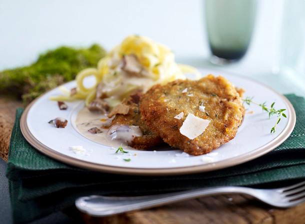 Kalbsschnitzel mit Thymian-Parmesan-Panade Rezept Kalbsschnitzel mit Thymian-Parmesan-Panade Rezept