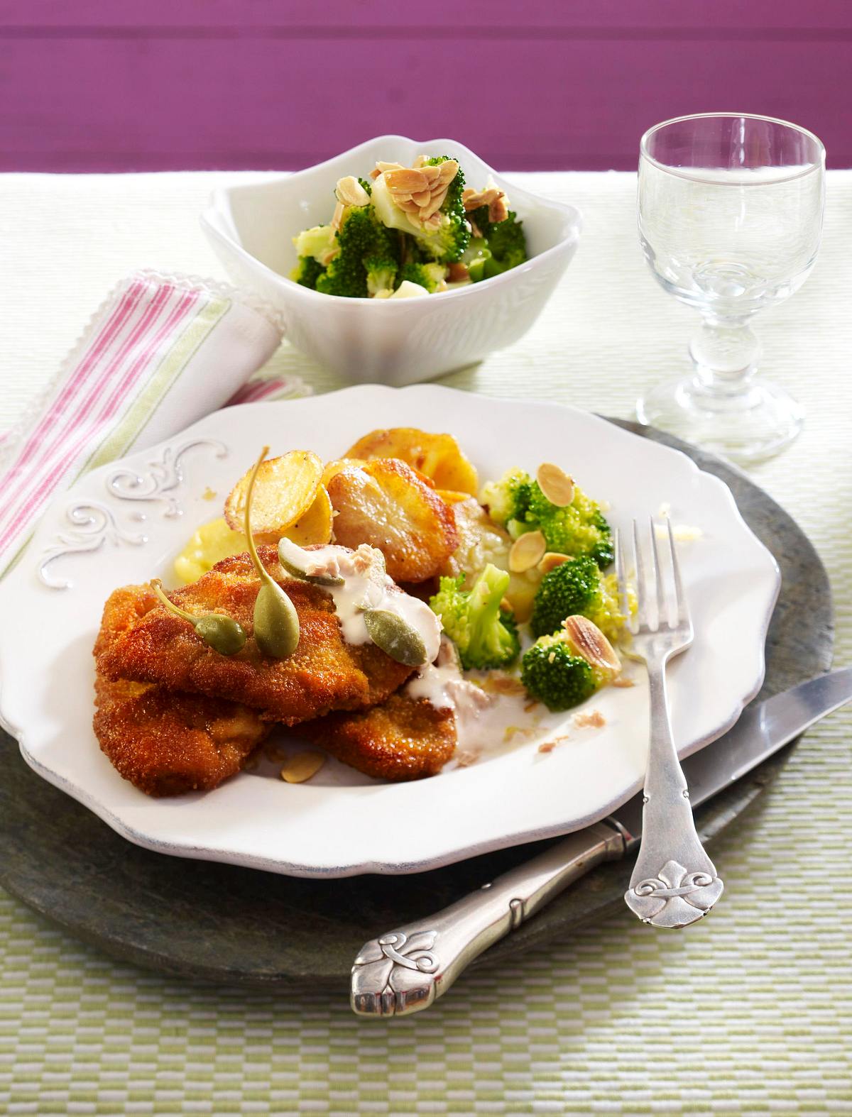 Kalbsschnitzel Wiener Art mit Thunfisch-Kapernsoße, Bratkartoffeln und Mandel-Broccoli Rezept