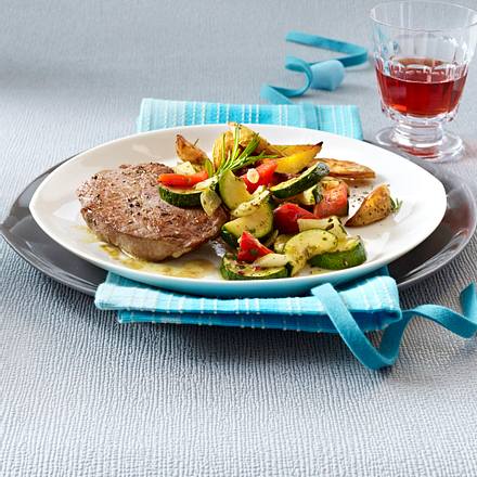 Kalbsteak mit Rosmarinkartoffeln und Sommergemüse (Vatertag) Rezept
