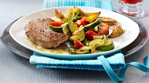 Kalbsteak mit Rosmarinkartoffeln und Sommergemüse (Vatertag) Rezept - Foto: House of Food / Bauer Food Experts KG