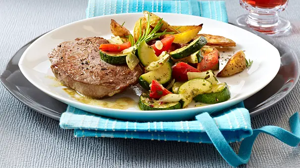Kalbsteak mit Rosmarinkartoffeln und Sommergemüse (Vatertag) Rezept - Foto: LECKER @ Bauer Media Group