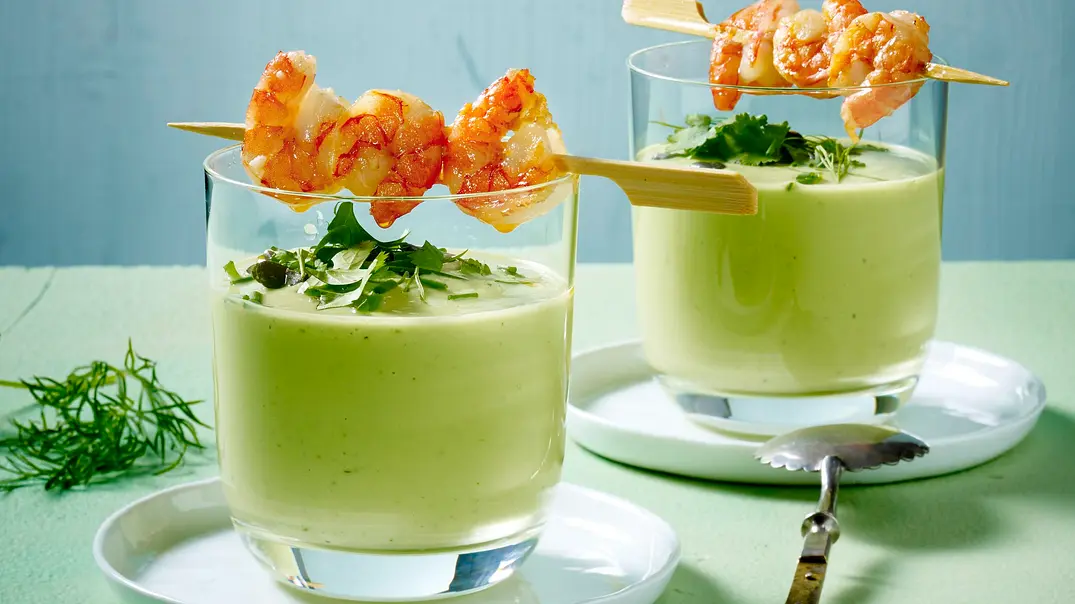 Kalte Avocadosuppe mit Garnelenspießen Rezept - Foto: LECKER @ Bauer Media Group Kalte Avocadosuppe mit Garnelenspießen Rezept - Foto: LECKER @ Bauer Media Group