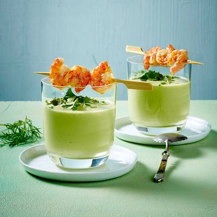 Kalte Avocadosuppe mit Garnelenspießen Rezept