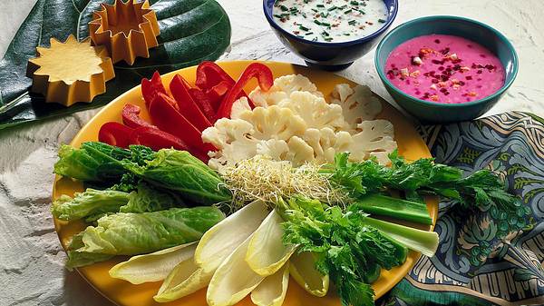 Kalte Gemüseplatte mit Kefir-und Dickmilch-Dip Rezept - Foto: Horn