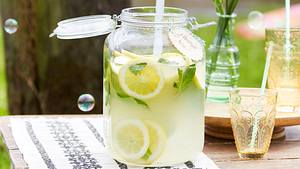 Kaltes Getränk: Selbst gemachte Zitronenlimonade in einem großen Bügelglas. - Foto: LECKER @ Bauer Media Group