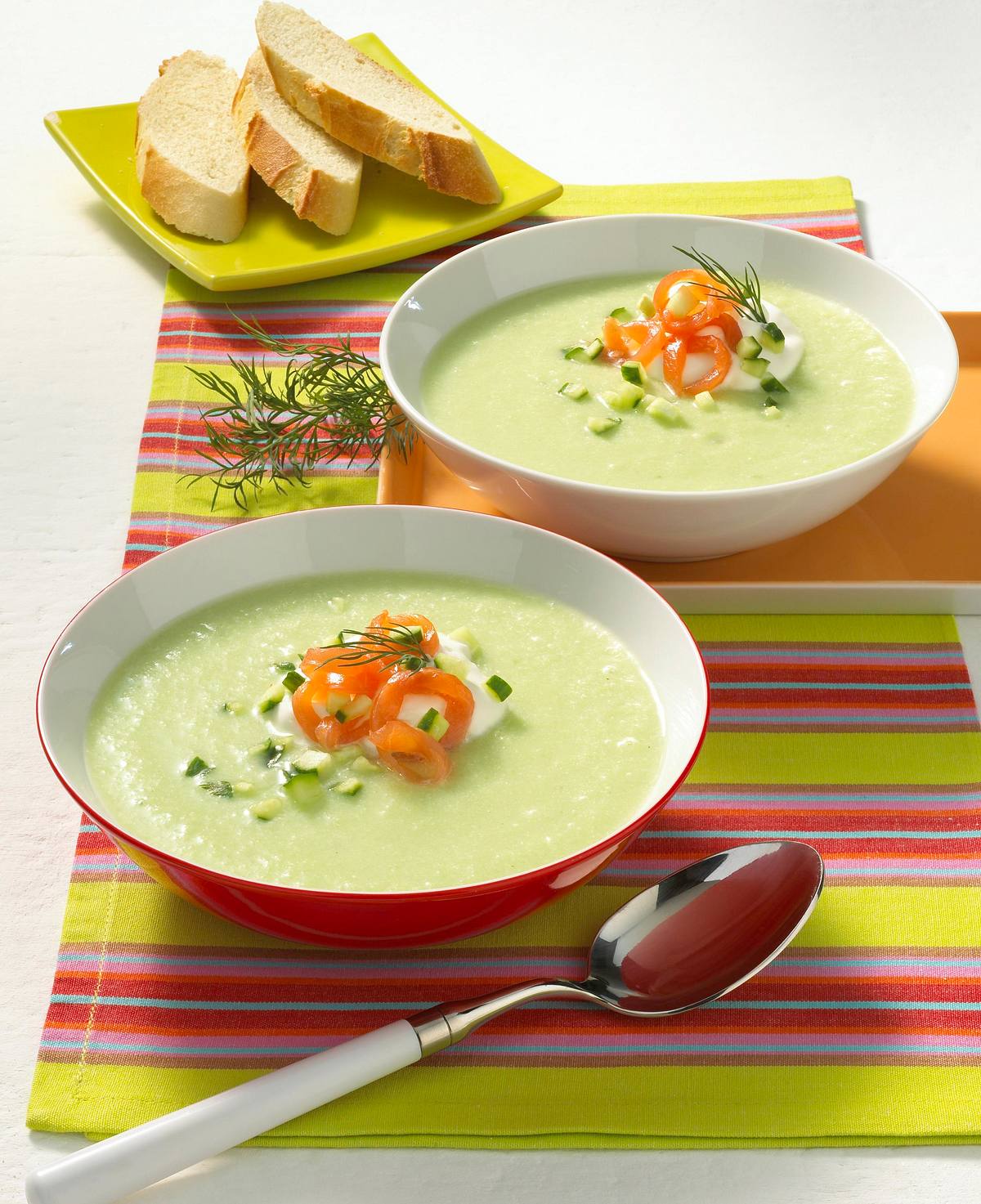 Kalte Gurkensuppe mit Dill und Lachs Rezept