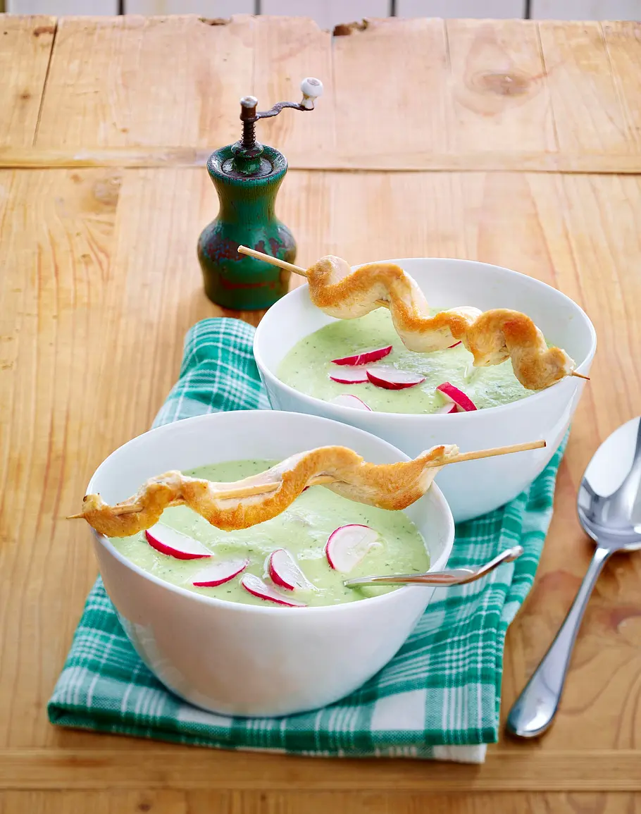Kalte Gurkensuppe mit Radieschen und Hähnchenspießen Rezept Kalte Gurkensuppe mit Radieschen und Hähnchenspießen Rezept