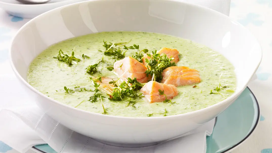 Kalte Joghurt-Gurkensuppe mit Lachs Rezept - Foto: LECKER @ Bauer Media Group Kalte Joghurt-Gurkensuppe mit Lachs Rezept - Foto: LECKER @ Bauer Media Group