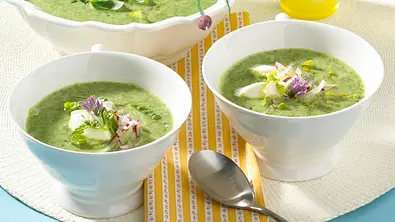 Kalte Kopfsalat-Basilikumsuppe Rezept - Foto: LECKER @ Bauer Media Group