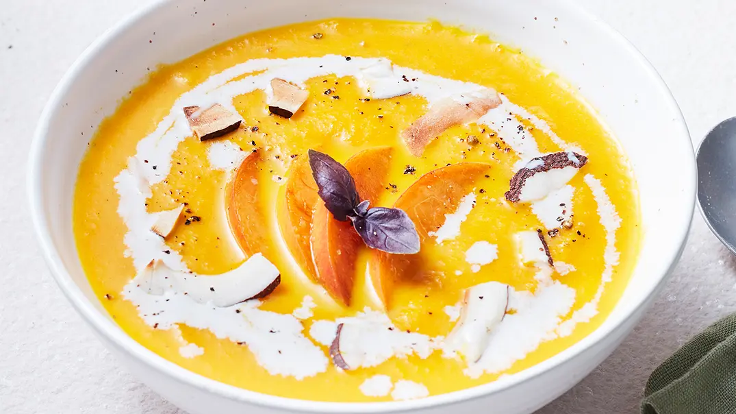 Kalte Möhren-Kokos-Suppe mit Pfirsich - Foto: LECKER @ Bauer Media Group Kalte Möhren-Kokos-Suppe mit Pfirsich - Foto: LECKER @ Bauer Media Group