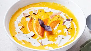 Kalte Möhren-Kokos-Suppe mit Pfirsich - Foto: LECKER @ Bauer Media Group Kalte Möhren-Kokos-Suppe mit Pfirsich - Foto: LECKER @ Bauer Media Group