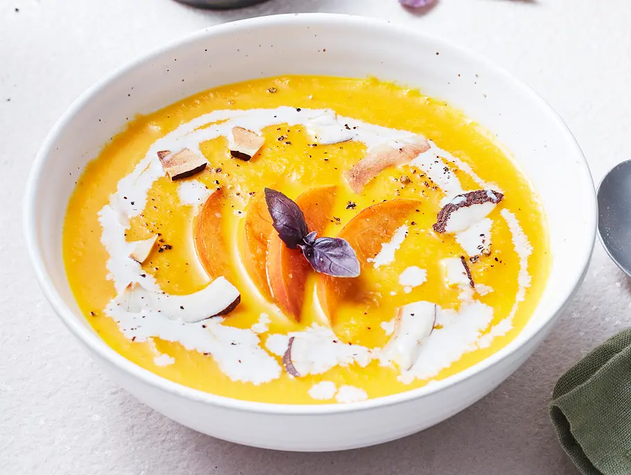 Kalte Möhren-Kokos-Suppe mit Pfirsich Kalte Möhren-Kokos-Suppe mit Pfirsich
