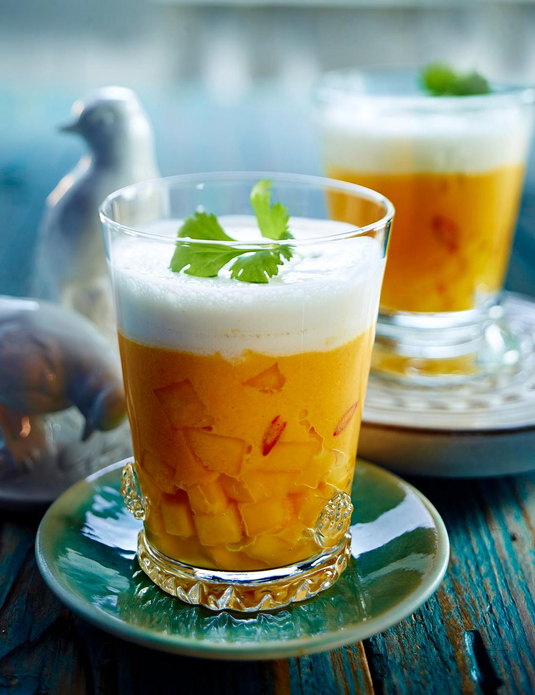 Kalte oder warme Möhren-Mango-Suppe mit Cremehaube Rezept | LECKER