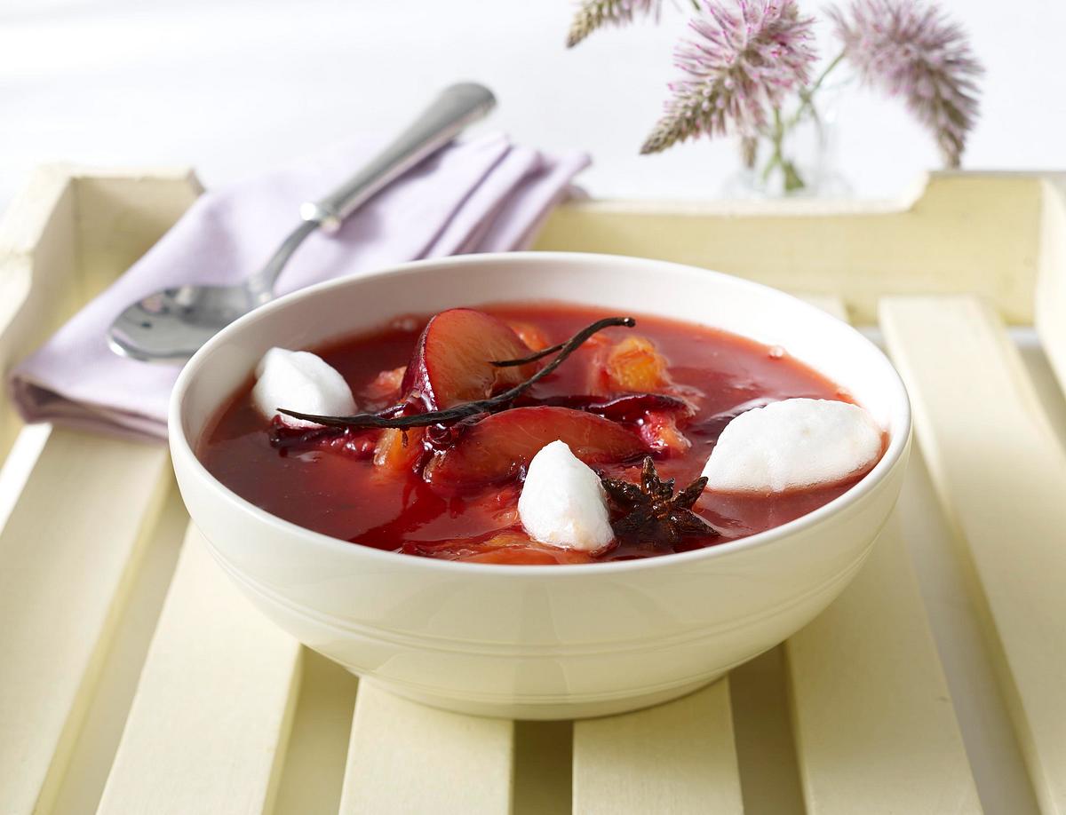 Kalte Pflaumensuppe mit Schneeklößchen Rezept