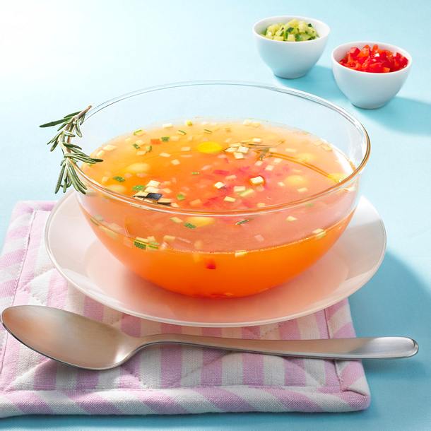 Kalte Tomatenbouillon mit Ratatouille Rezept Kalte Tomatenbouillon mit Ratatouille Rezept