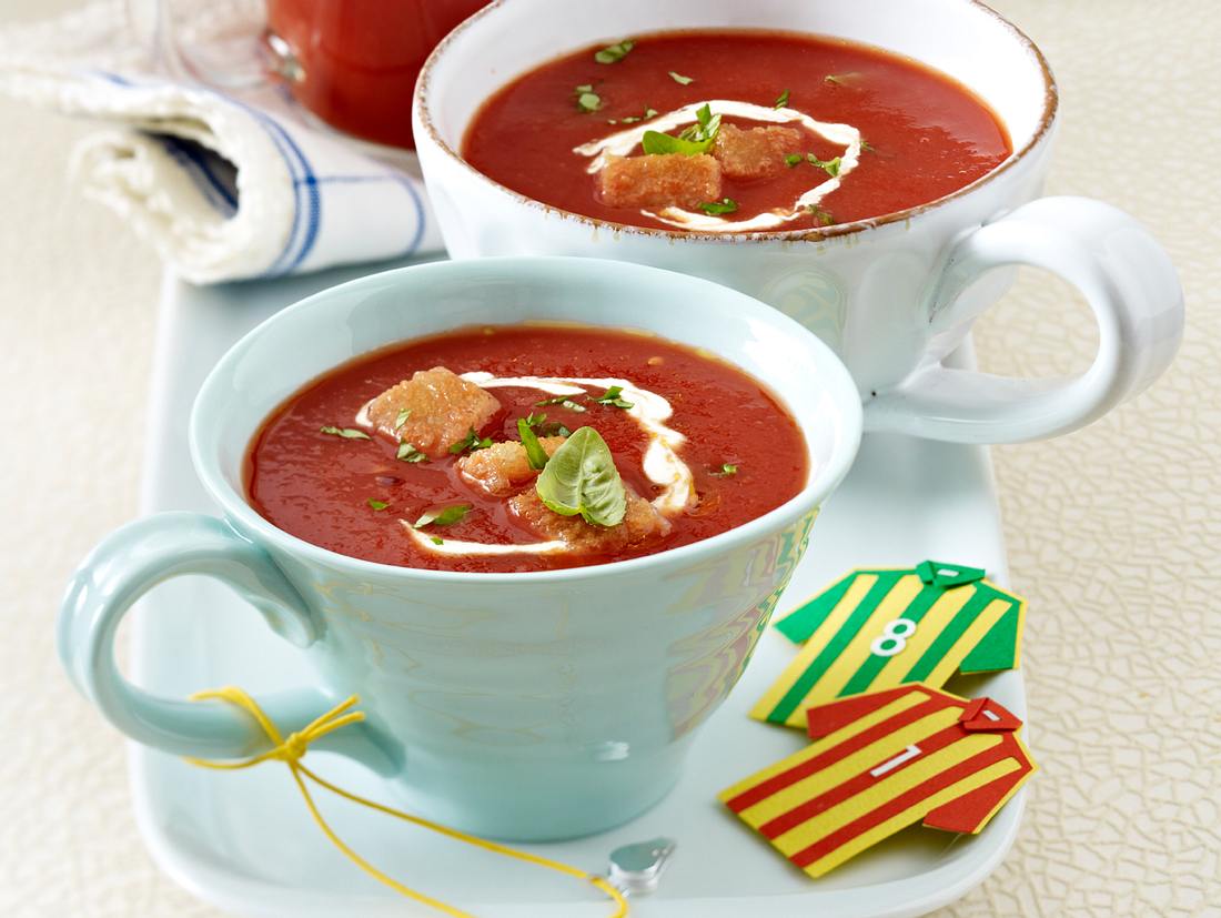 Kalte Tomatensuppe mit Croûtons (Fußball-Snacks) Rezept | LECKER