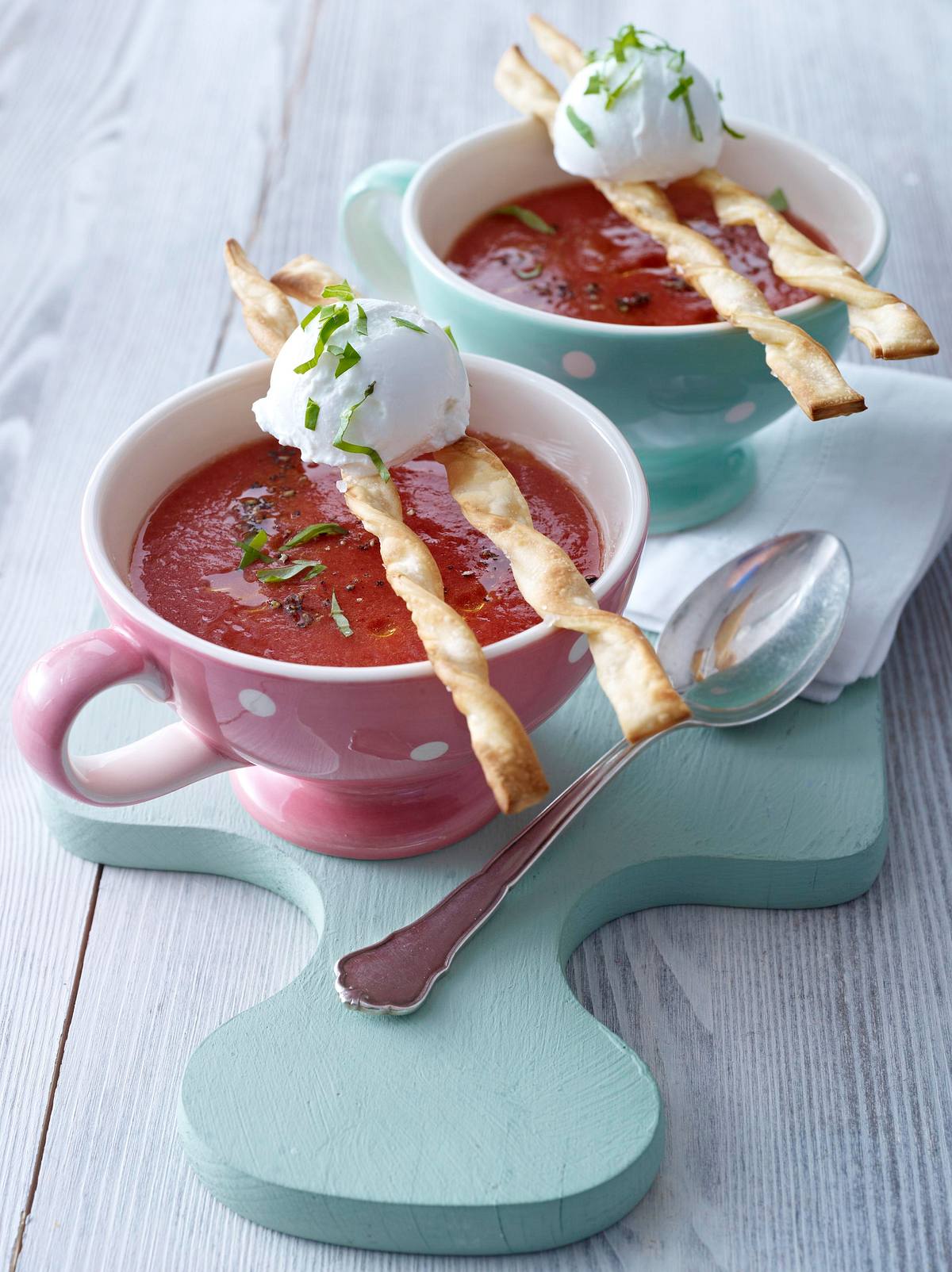 Kalte Tomatensuppe mit Grissini Rezept