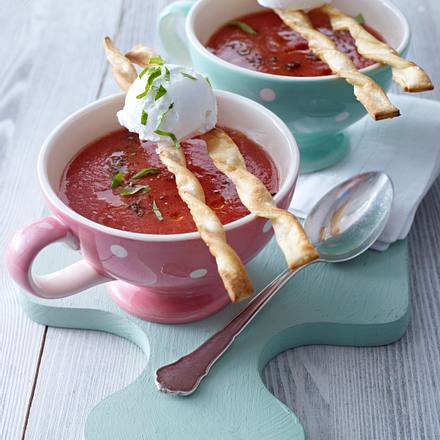 Kalte Tomatensuppe mit Grissini Rezept Kalte Tomatensuppe mit Grissini Rezept